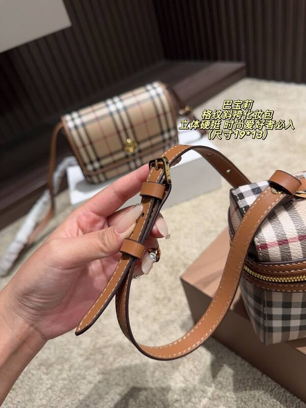 Burberry Haymarket Check with Brown Leather Trim 19*13cm crossbody — Top Quality Replica