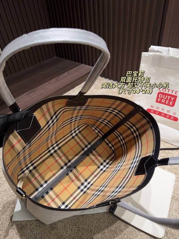 Burberry Beige canvas with black trim Vintage Check interior 34*28cm tote — Premium Replica