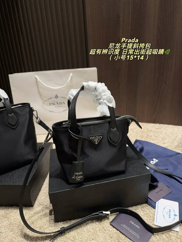 Prada Re-Edition 2005 Nylon black 22*18cm crossbody — Top Quality Replica