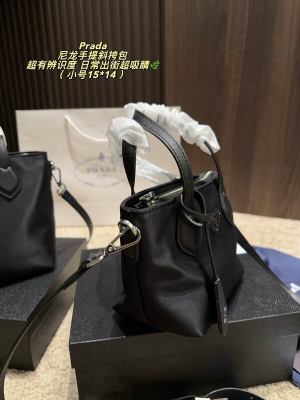 Prada Re-Edition 2005 Nylon black 22*18cm crossbody — Top Quality Replica