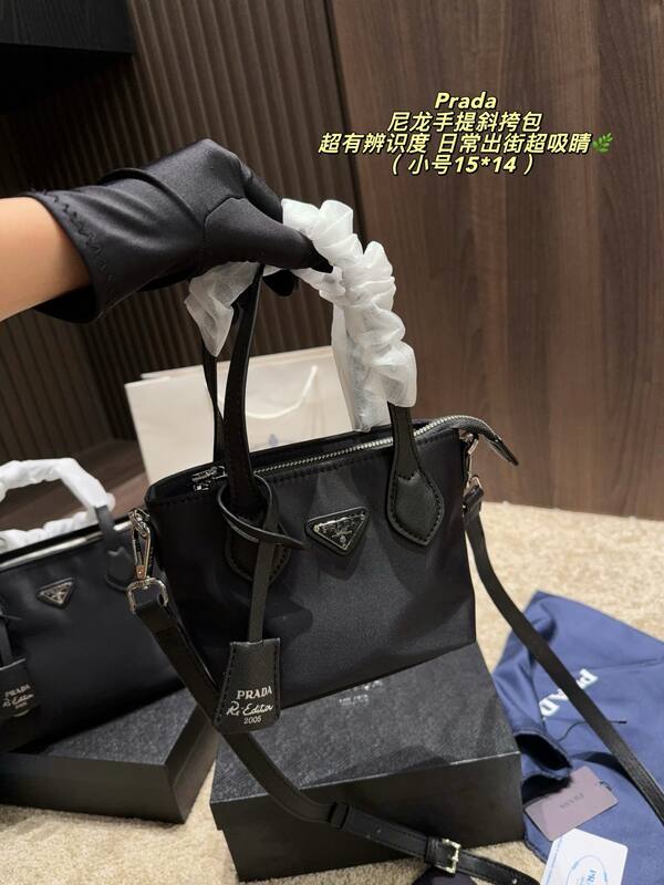 Prada Re-Edition 2005 Nylon black 22*18cm crossbody — Top Quality Replica