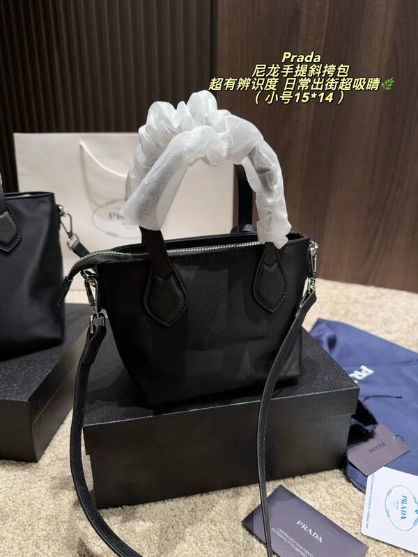 Prada Re-Edition 2005 Nylon black 22*18cm crossbody — Top Quality Replica