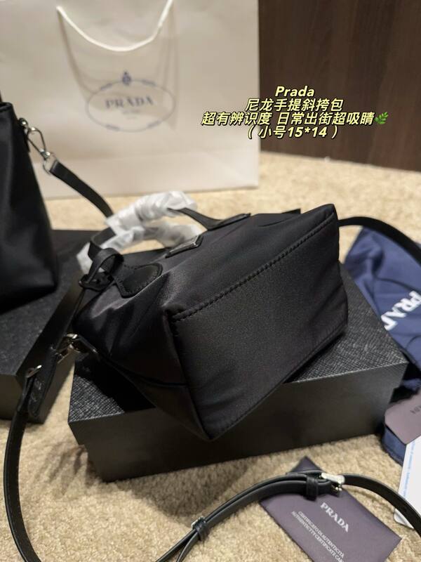 Prada Re-Edition 2005 Nylon black 22*18cm crossbody — Top Quality Replica