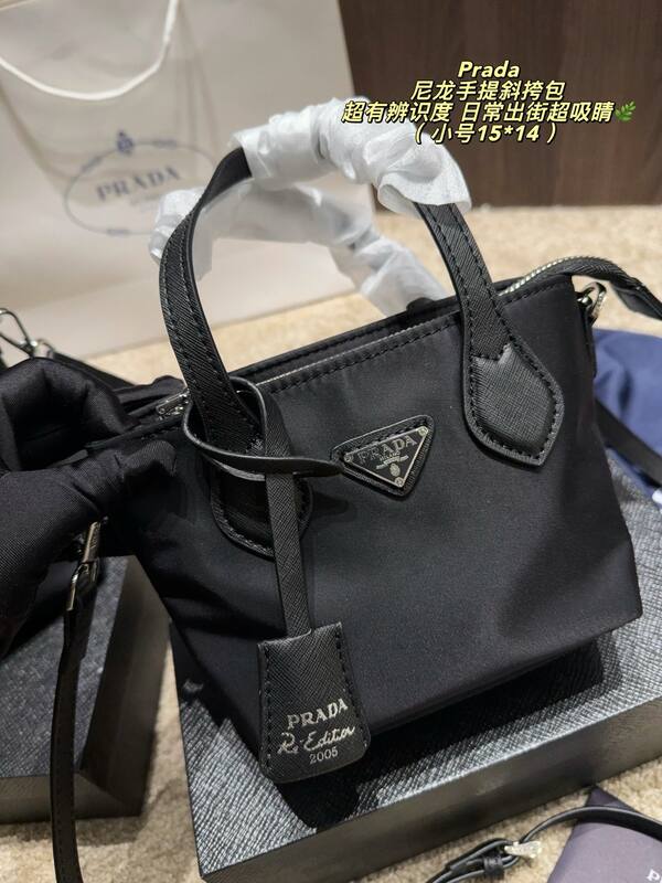 Prada Re-Edition 2005 Nylon black 22*18cm crossbody — Top Quality Replica