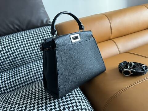 Fendi Peekaboo Black 33x22x14cm shoulder bag 1 1 Replica