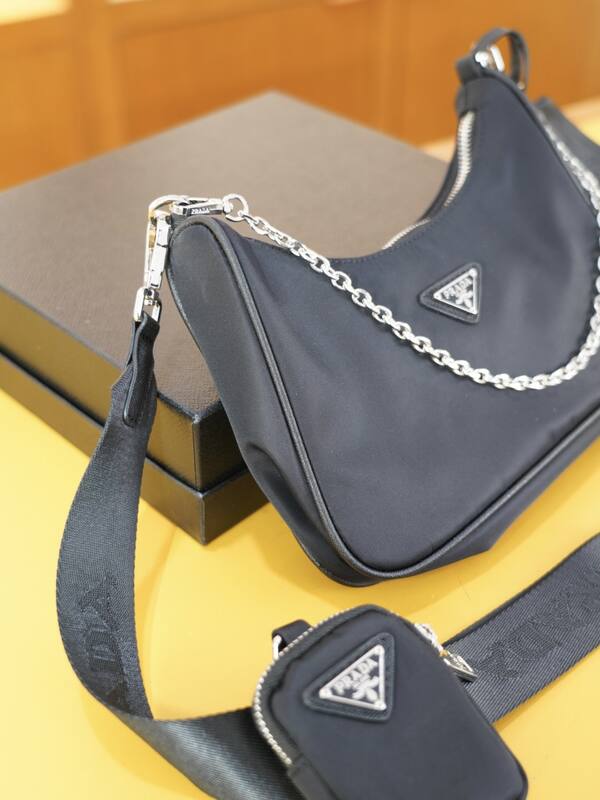 Prada Re-Edition Black shoulder bag — Top Quality Replica