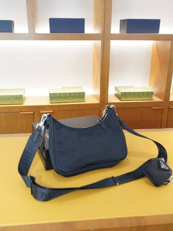 Prada Re-Edition Black shoulder bag — Top Quality Replica