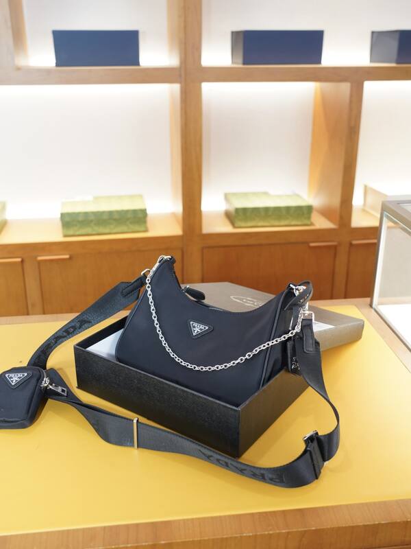 Prada Re-Edition Black shoulder bag — Top Quality Replica