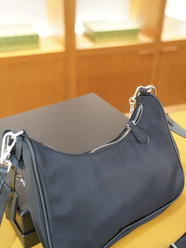 Prada Re-Edition Black shoulder bag — Top Quality Replica