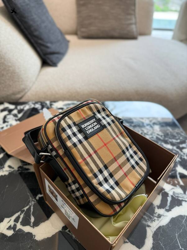 Burberry Black 25x18x10cm shoulder bag — AAA Quality Replica