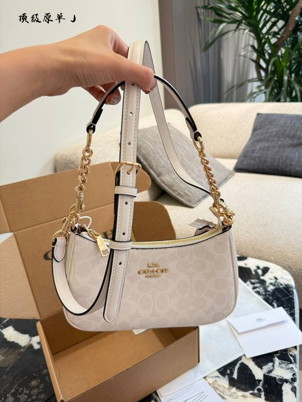 Coach Monogram shoulder bag — Top Quality Replica