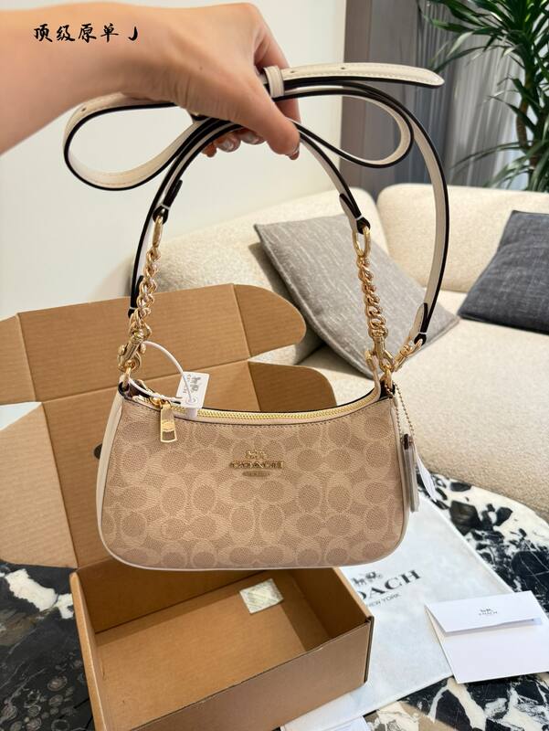 Coach Monogram shoulder bag — Top Quality Replica