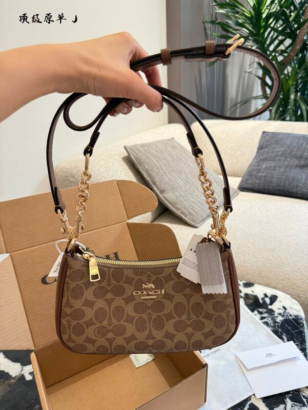 Coach Monogram shoulder bag — Top Quality Replica