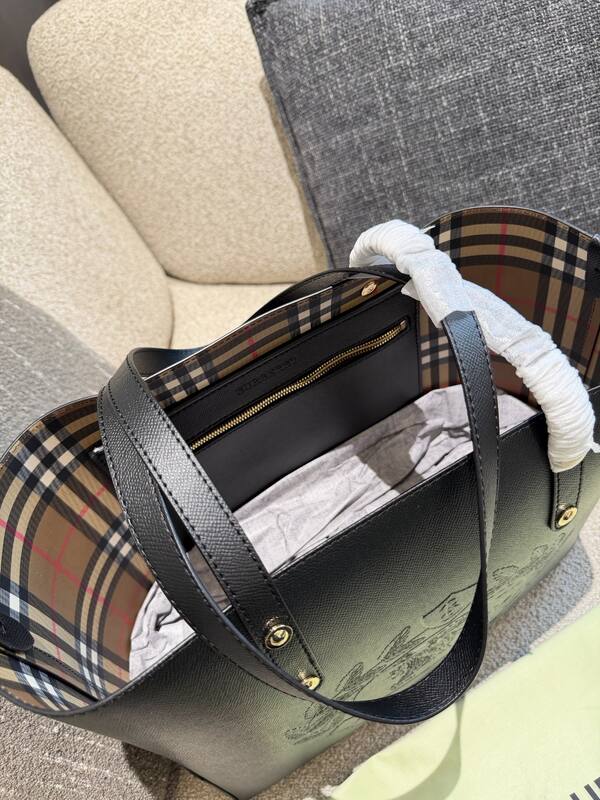 Burberry Black shoulder bag — Top Quality Replica