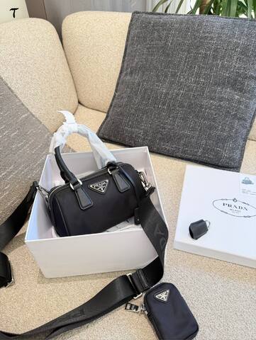 Prada Re-Edition Black 22x17cm shoulder bag AAA Quality Replica