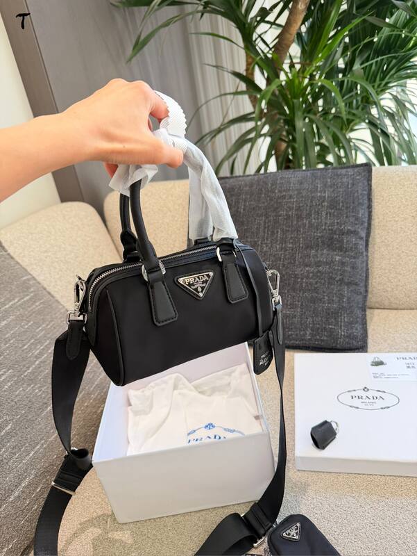 Prada Re-Edition Black shoulder bag — AAA Quality Replica