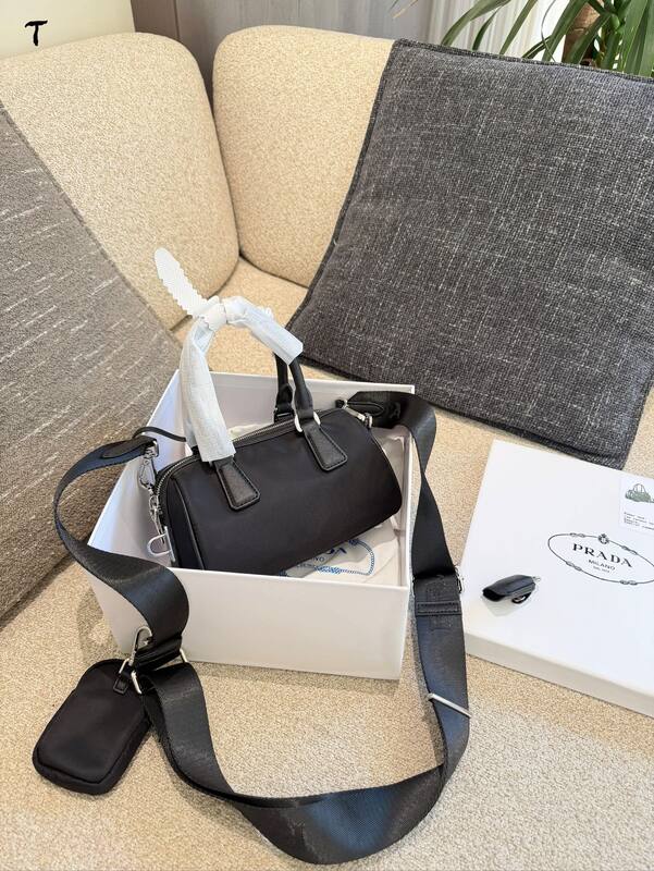 Prada Re-Edition Black shoulder bag — AAA Quality Replica
