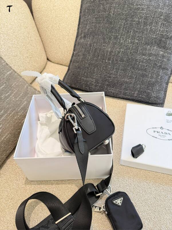 Prada Re-Edition Black shoulder bag — AAA Quality Replica