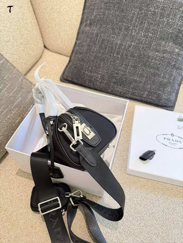 Prada Re-Edition Black shoulder bag — AAA Quality Replica