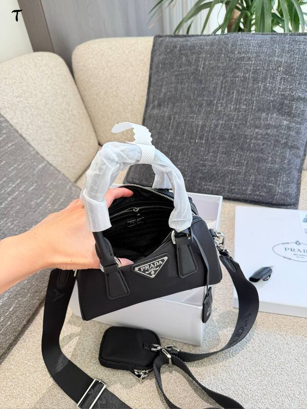 Prada Re-Edition Black shoulder bag — AAA Quality Replica