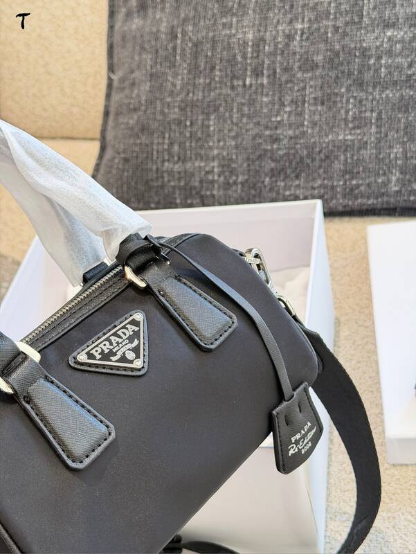 Prada Re-Edition Black shoulder bag — AAA Quality Replica