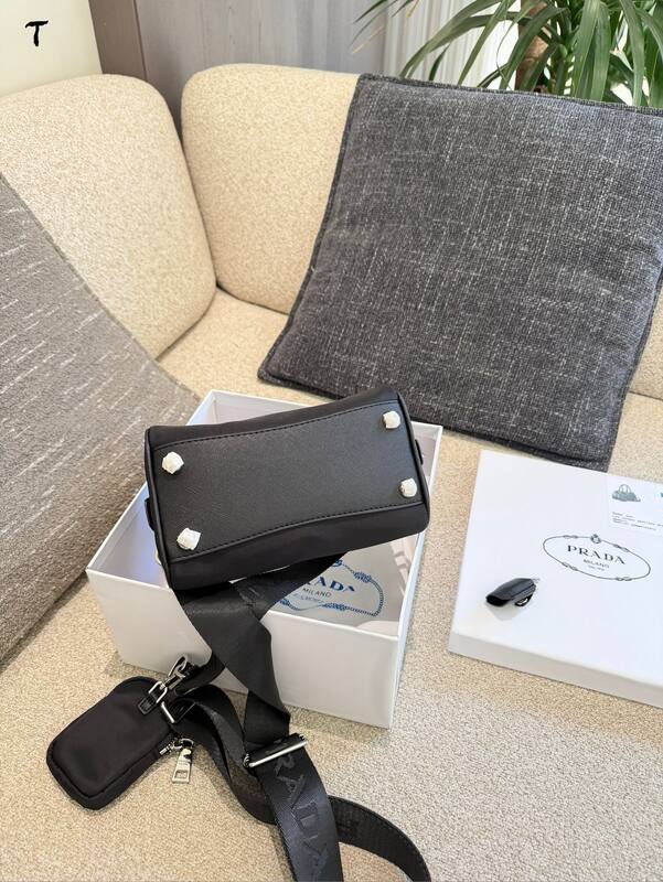 Prada Re-Edition Black shoulder bag — AAA Quality Replica