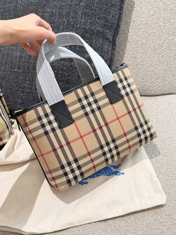 Burberry Black 25x18x10cm shoulder bag — Premium Replica