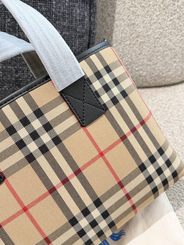 Burberry Black 25x18x10cm shoulder bag — Premium Replica