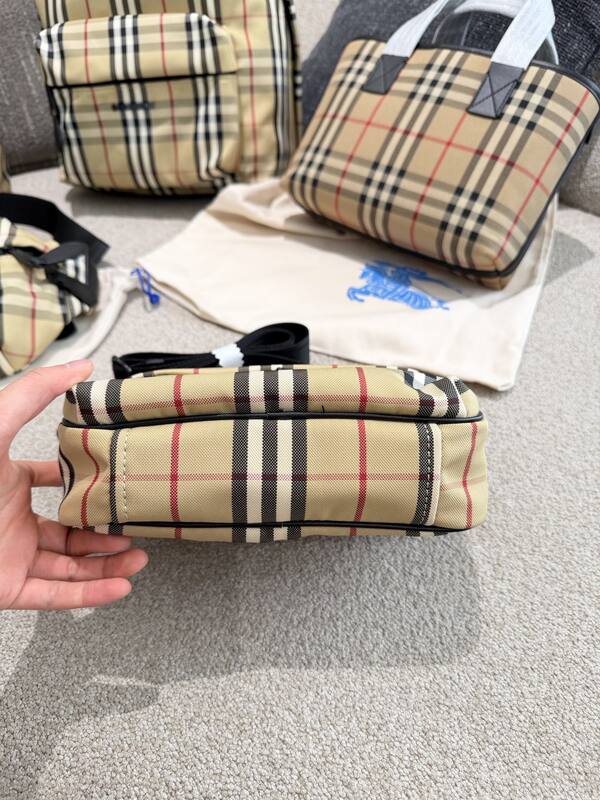 Burberry Black 25x18x10cm shoulder bag — AAA Quality Replica
