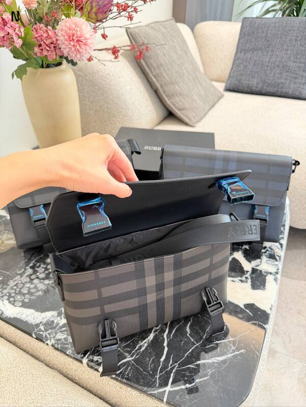 Burberry shoulder bag — Top Quality Replica