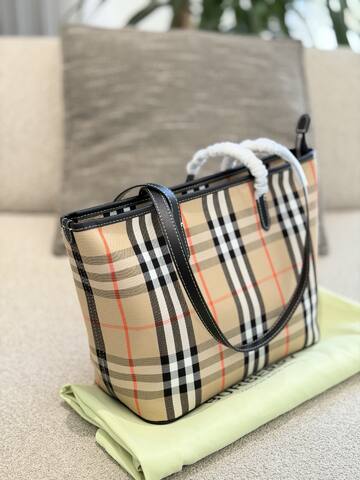 Burberry Black shoulder bag 1 1 Replica
