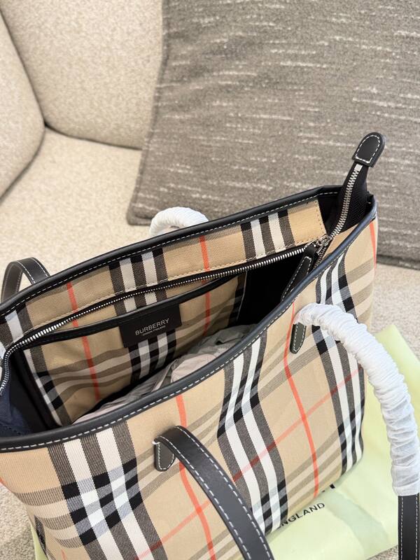 Burberry Black shoulder bag — 1:1 Replica