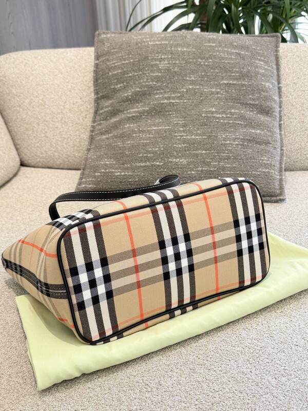 Burberry Black shoulder bag — 1:1 Replica