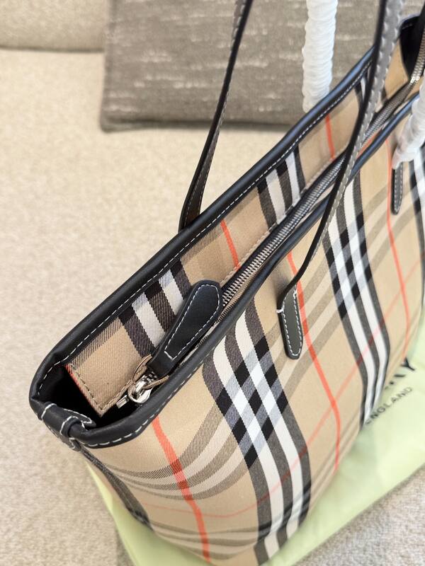 Burberry Black shoulder bag — 1:1 Replica