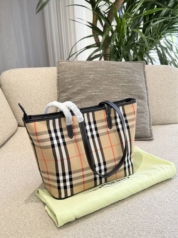 Burberry Black shoulder bag — 1:1 Replica