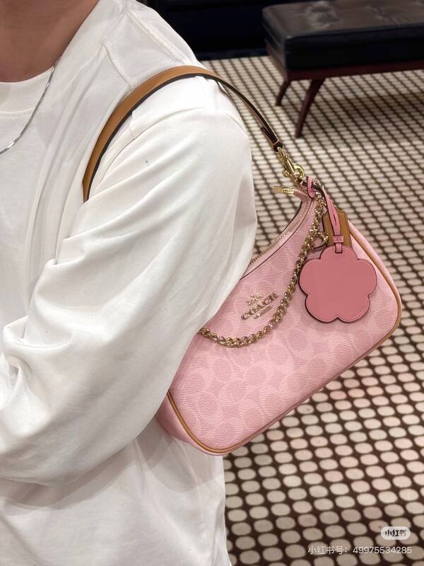 Coach Pink shoulder bag — AAA Quality Replica