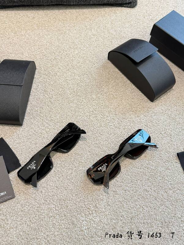 Prada Black shoulder bag — AAA Quality Replica