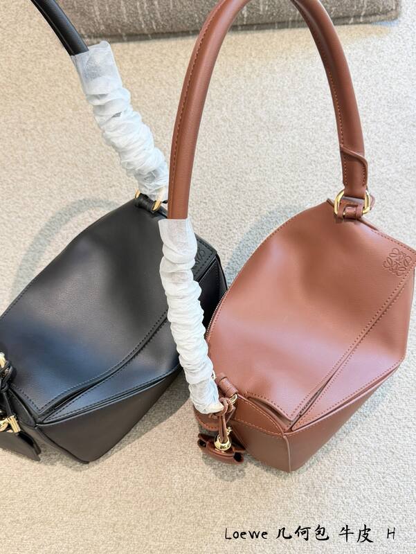 Loewe Black shoulder bag — Top Quality Replica