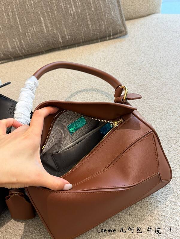 Loewe Black shoulder bag — Top Quality Replica