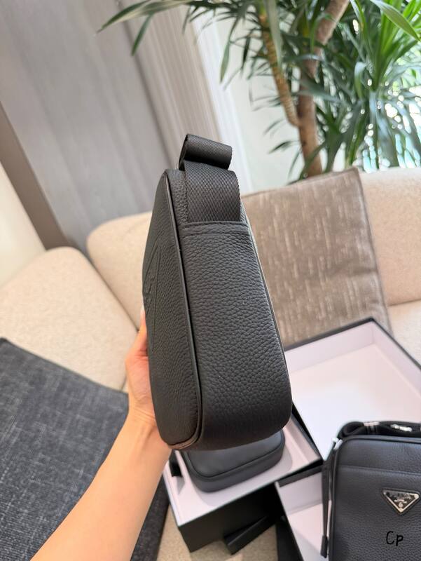 Prada Black 25x18x10cm shoulder bag — 1:1 Replica