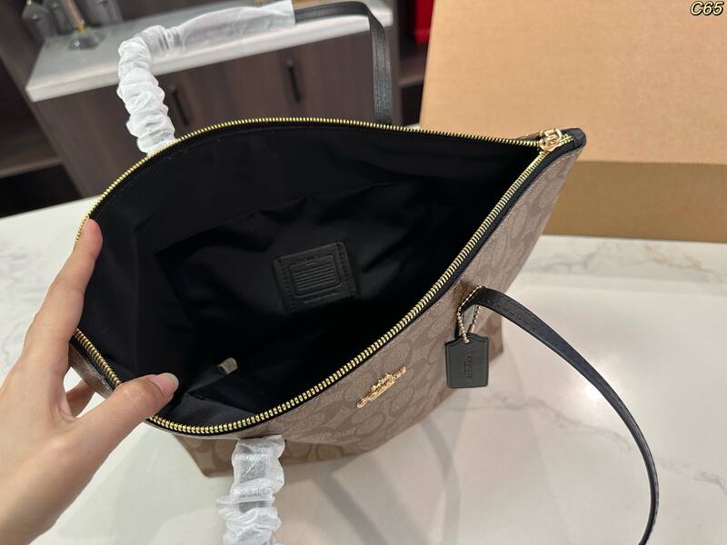 Coach Monogram shoulder bag — 1:1 Replica