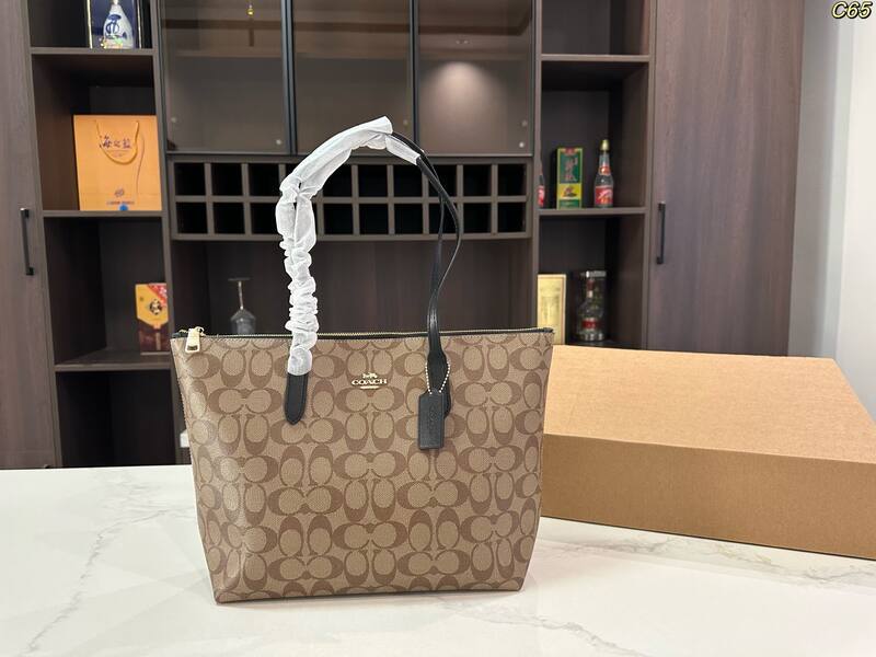 Coach Monogram shoulder bag — Premium Replica
