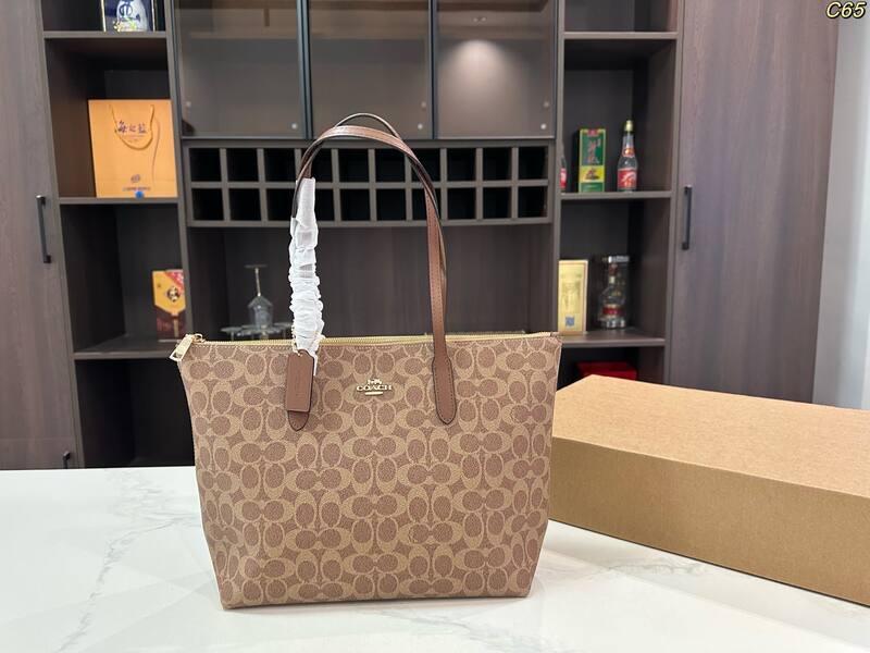 Coach Monogram shoulder bag — Premium Replica