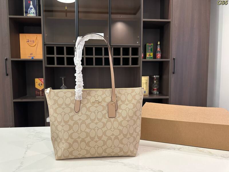 Coach Monogram shoulder bag — Premium Replica