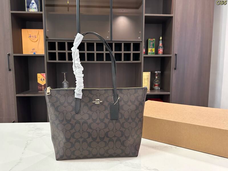 Coach Monogram shoulder bag — Premium Replica