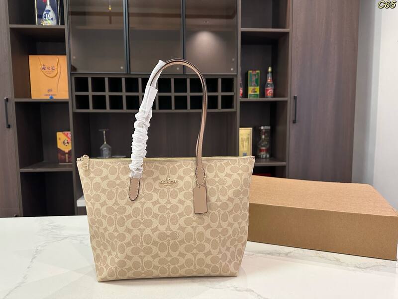Coach Monogram shoulder bag — Premium Replica
