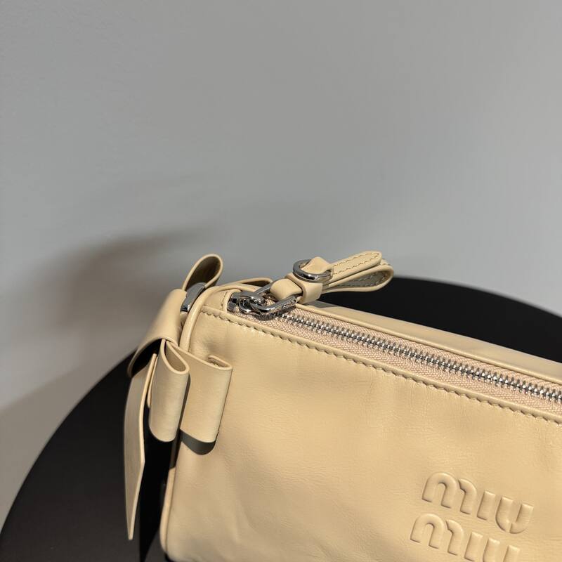 Miu Miu Beige 25x18x10cm shoulder bag — Premium Replica