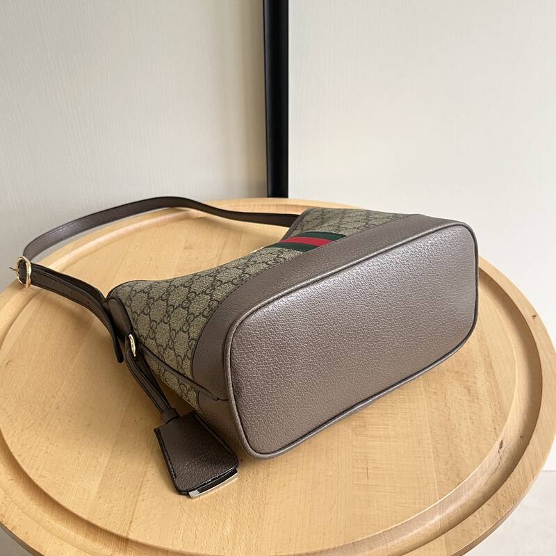 Gucci GG Supreme canvas with brown trim 23 21 shoulder — Top Quality Replica