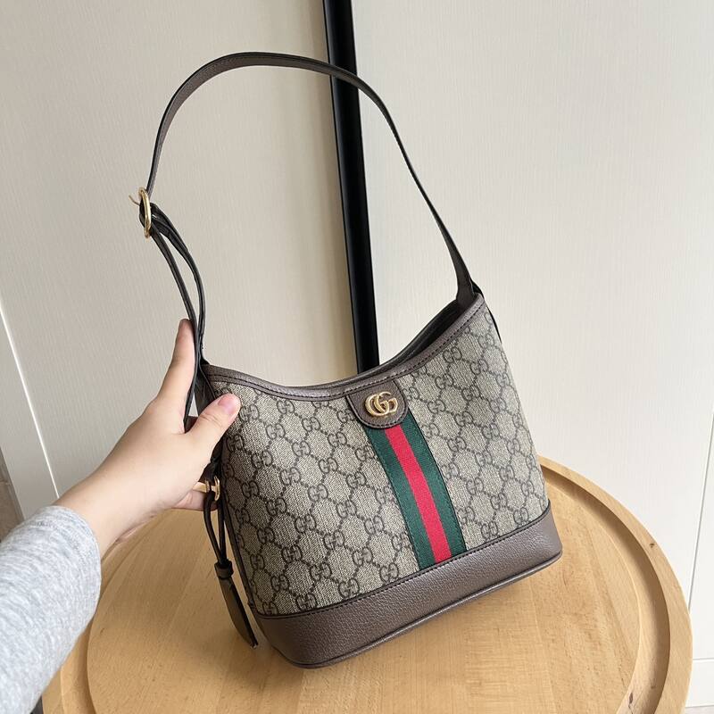 Gucci GG Supreme canvas with brown trim 23 21 shoulder — Top Quality Replica
