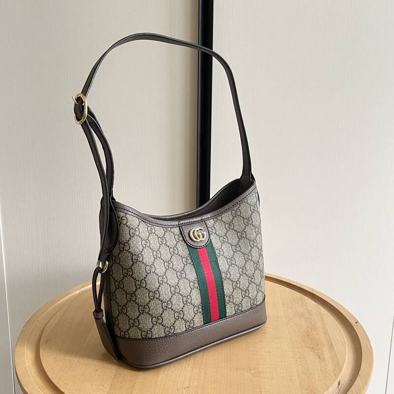 Gucci GG Supreme canvas with brown trim 23 21 shoulder — Top Quality Replica